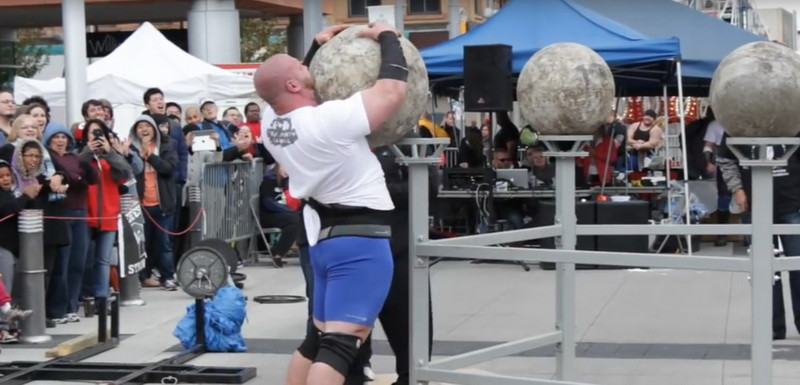 Un powerlifter a fost STRIVIT de un bolovan de 170 kg. Ce s-a intamplat la final e de necrezut. Vezi pe ce loc a terminat:
