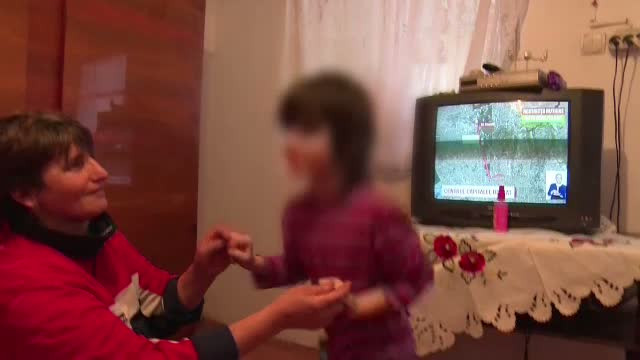 A trait in intuneric pana la 6 ani, iar tot ce isi doreste este sa isi vada familia. Cum puteti ajuta o fetita nevazatoare