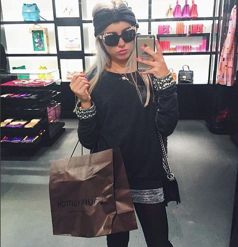 Tanara care a mostenit o avere si cheltuie 20.000 de euro/luna doar pe haine. Pozele cu care a atras atentia pe Instagram