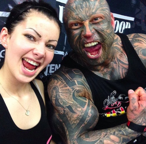 Are 130 de kilograme, 40 de tatuaje si o porecla infioratoare: Bestia. Cum arata insa iubita lui