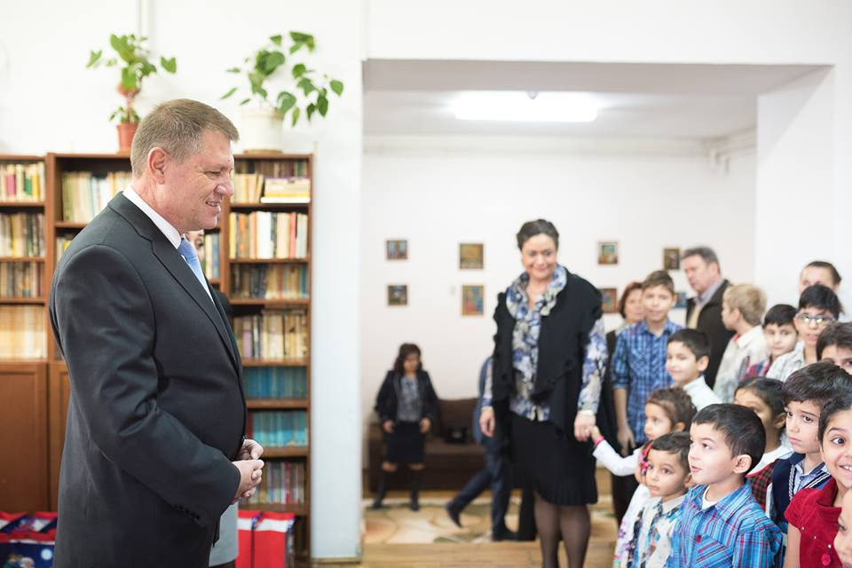 Presedintele a fost "Santa Klaus" pentru copiii orfani. Ce a scris pe Facebook dupa intalnirea cu cei mici