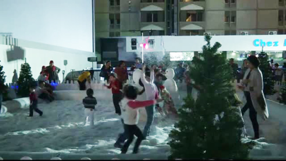 Cum arata Craciunul in Dubai. Copii care nu au vazut niciodata zapada se bat cu bulgari