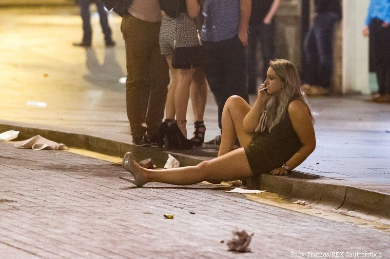 "Vinerea nebuna", noaptea in care Marea Britanie a uitat de decenta. Imaginile degradante cu tinerii cazuti la distractie