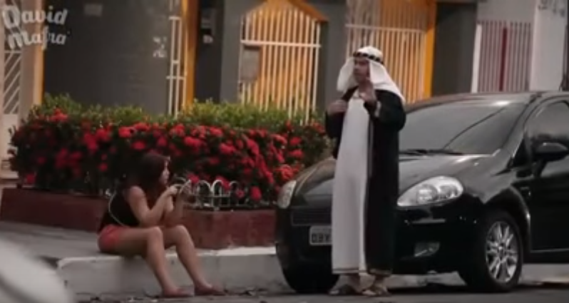 Un musulman se roaga, apoi arunca un rucsac negru in plina strada si fuge. Farsa unor australieni a devenit virala: VIDEO