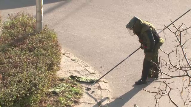 Alerta in Caras-Severin. Grenada descoperita intr-un pachet abandonat pe marginea drumului a fost distrusa prin implozie