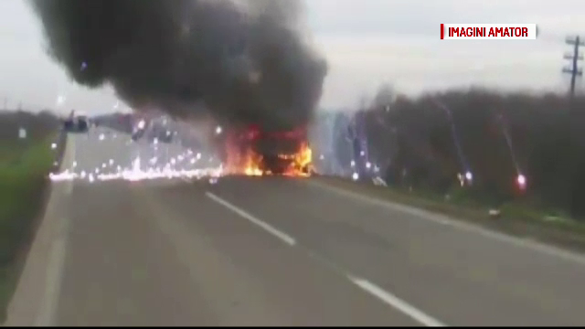 O masina a luat foc in trafic si a explodat, la Lugoj. Cum s-a salvat soferul din automobilul care a ars ca o torta