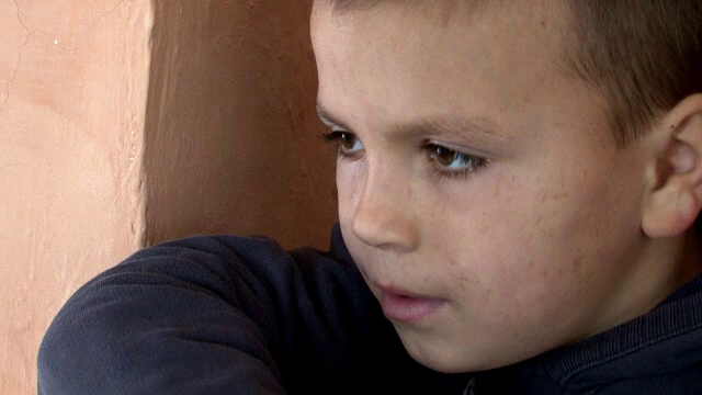 Durerea sfasietoare a copiilor cu parinti plecati la munca in strainatate. La 9 ani, Emanuel are o singura dorinta de Craciun