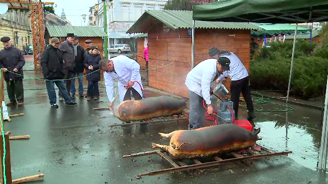 Sacrificarea "europeana" a porcului i-a mahnit teribil pe gospodari: "Daca se facea cu paie, era altfel la gust"