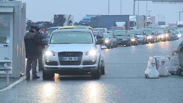 Cozi de 20 de kilometri la vama Nadlac. Rutele recomandate de politia de frontiera pentru romanii care se intorc in tara