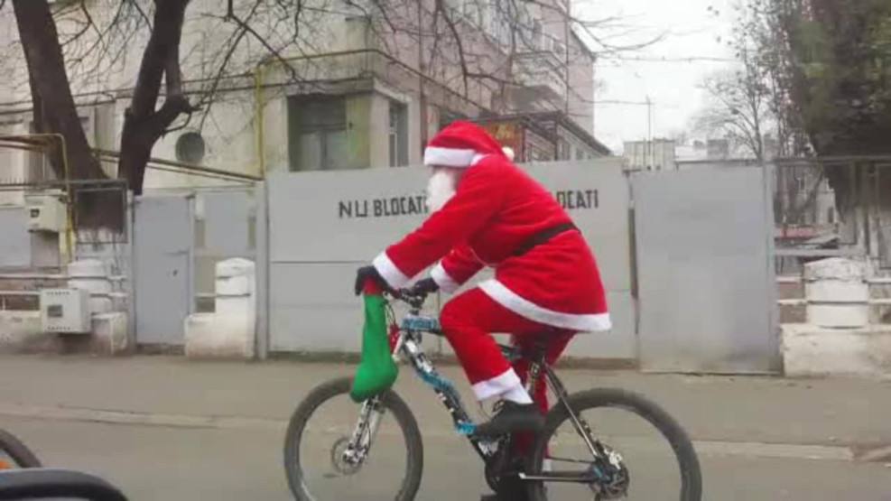 Mos Craciun a ajuns pe bicicleta in orasul care nu are luminite de sarbatori. Primarul da vina pe tragedia din Colectiv