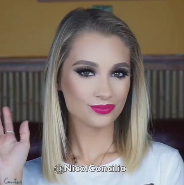 "Conturul de Craciun", noul trend printre makeup artisti. Cum isi transforma aceasta tanara chipul in doar cateva secunde