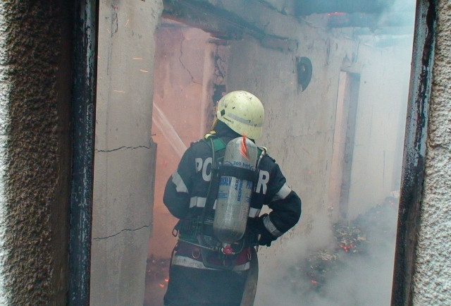 Explozie in garsoniera unui pensionar din Brasov. Pompierii au intervenit cu doua autospeciale