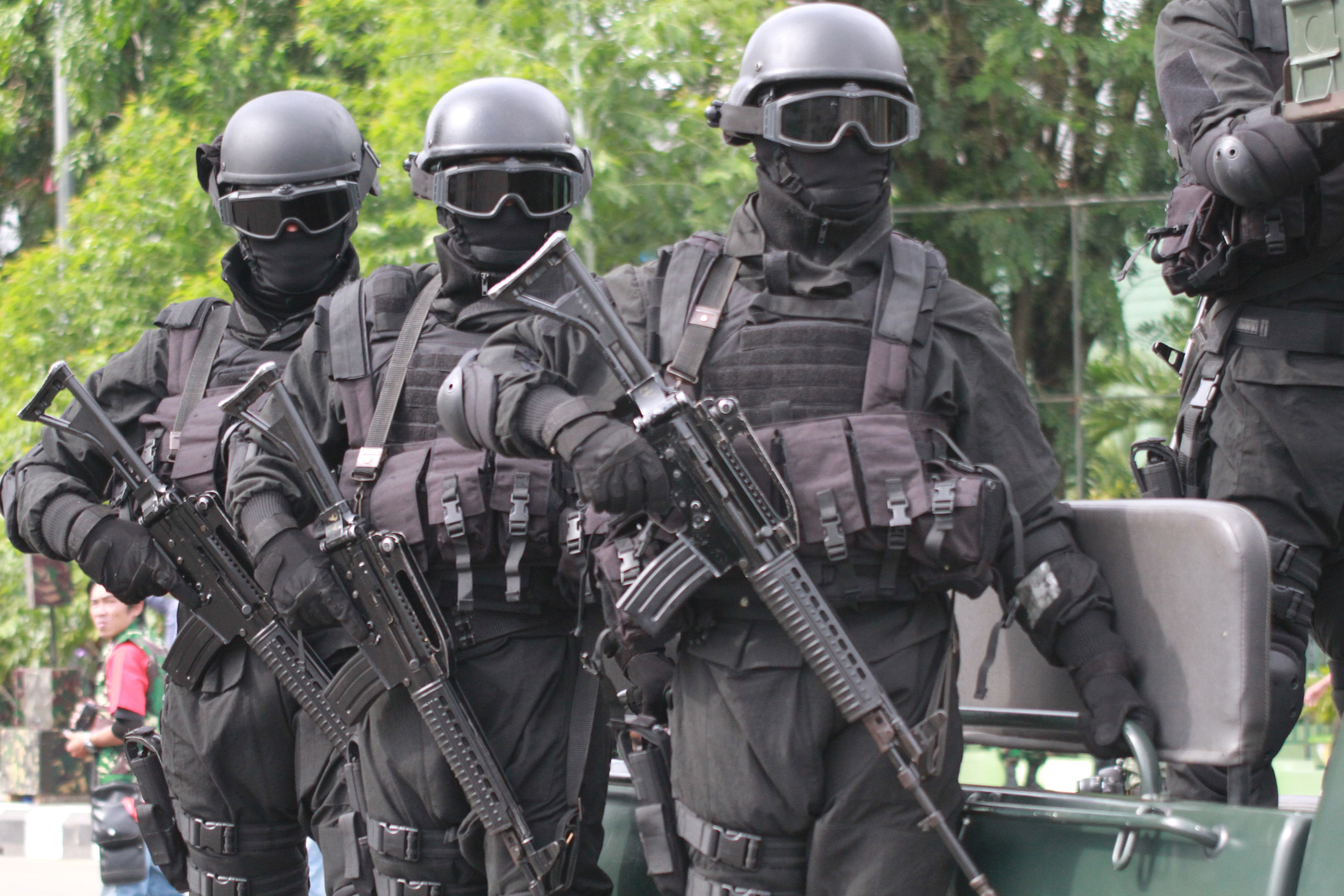 Un atentat sinucigas planificat pentru Anul Nou, dejucat de indonezieni. Cine se numara printre teroristii arestati