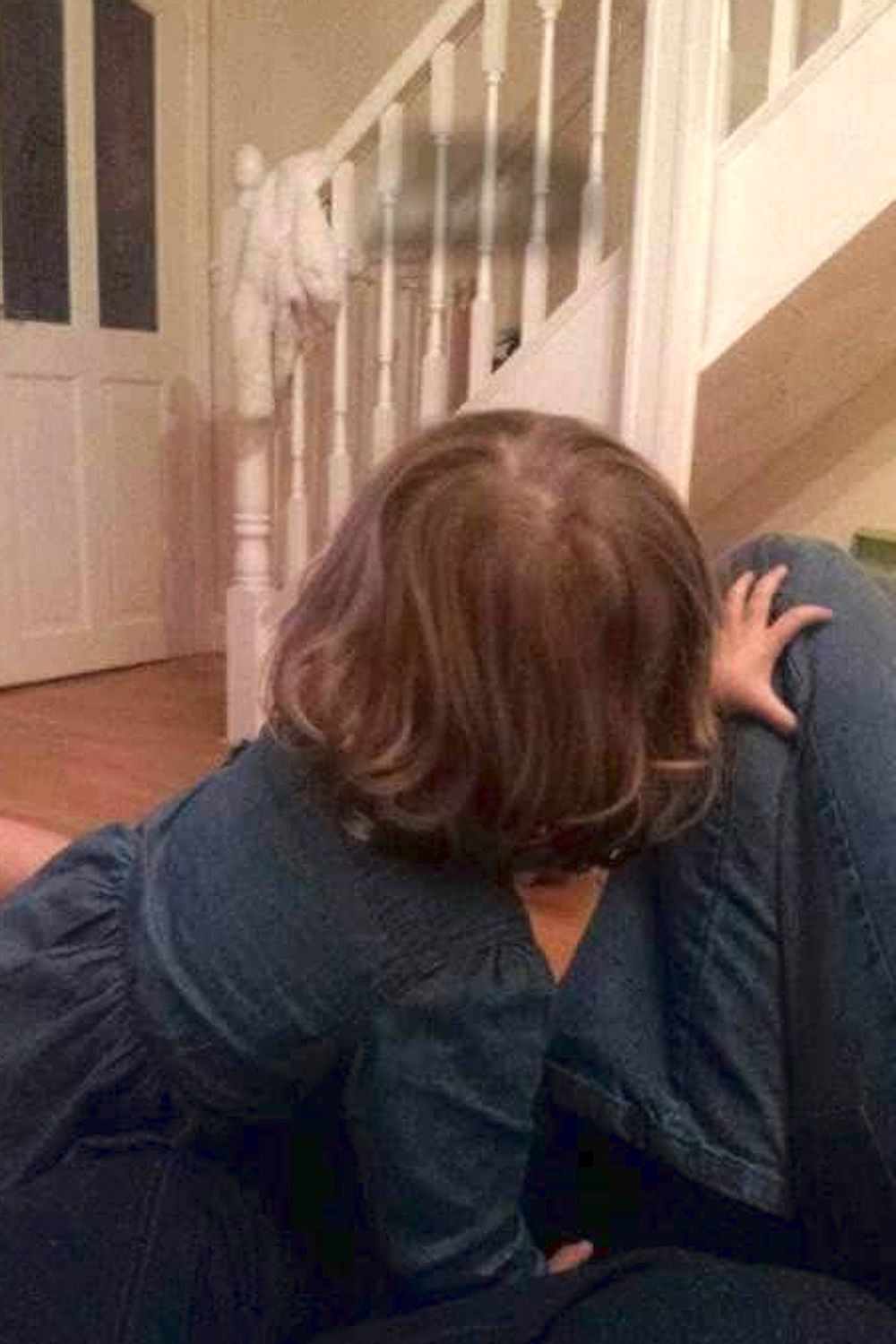 Au vrut sa-si fotografieze fetita care "vorbea cu un prieten imaginar". Cand au vazut poza, parintii au chemat un exorcist