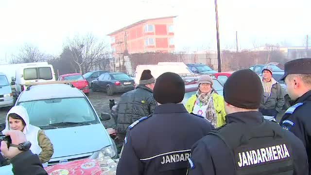 Circul care a urmat dupa ce inspectorii au "vizitat" un targ ilegal de animale. Vanzatorii au aruncat carnea de porc in noroi