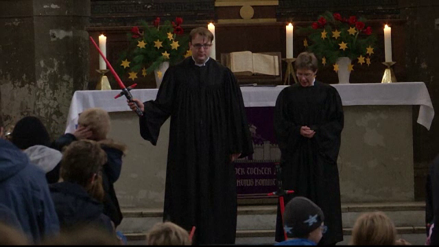 O biserica protestanta din Berlin a tinut o slujba cu tema Star Wars. Predica tinuta de preoti cu sabii laser in mana