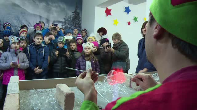 In 1999, vindeau 70 de milioane de globuri pe an. Ce solutie au gasit pentru a supravietui, dupa ce productia a scazut cu 90%