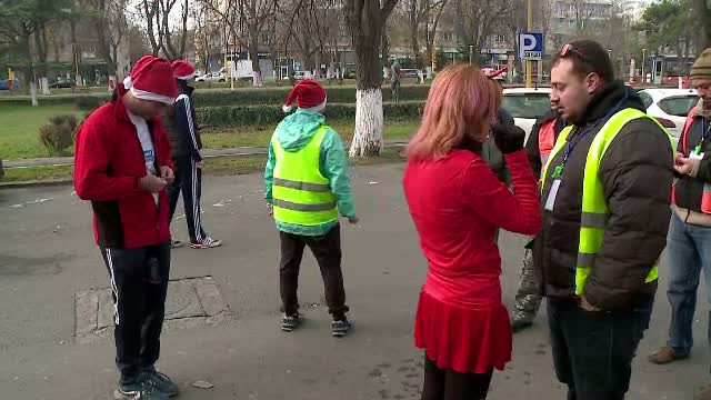 Pentru a se pregati de Sarbatori, Mos Craciun si spiridusii sai s-au antrenat la cursa "Santa Run". "Este in forma maxima!"