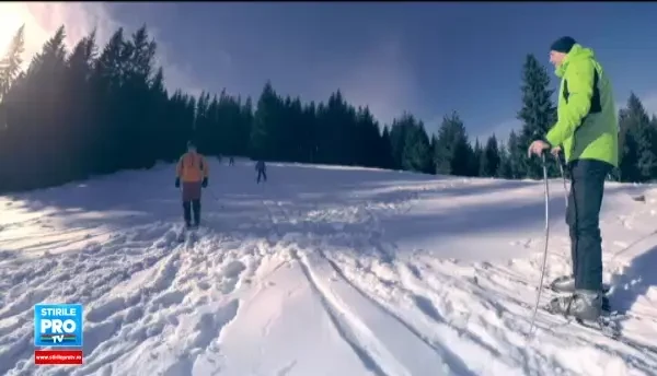 Mos Craciun a ajuns pe bicicleta in orasul care nu are luminite de sarbatori. Primarul da vina pe tragedia din Colectiv