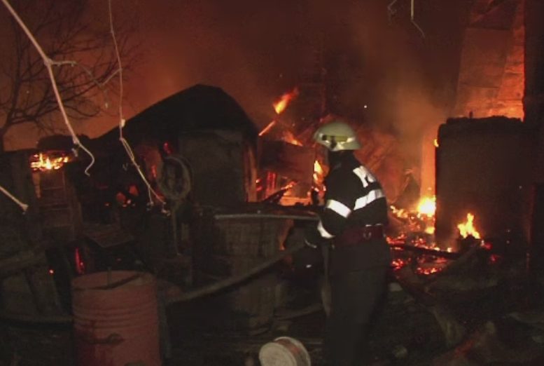 Doua familii din Bacau au ramas pe drumuri cu cateva zile inainte de Craciun, dupa ce un incendiu le-a distrus casa