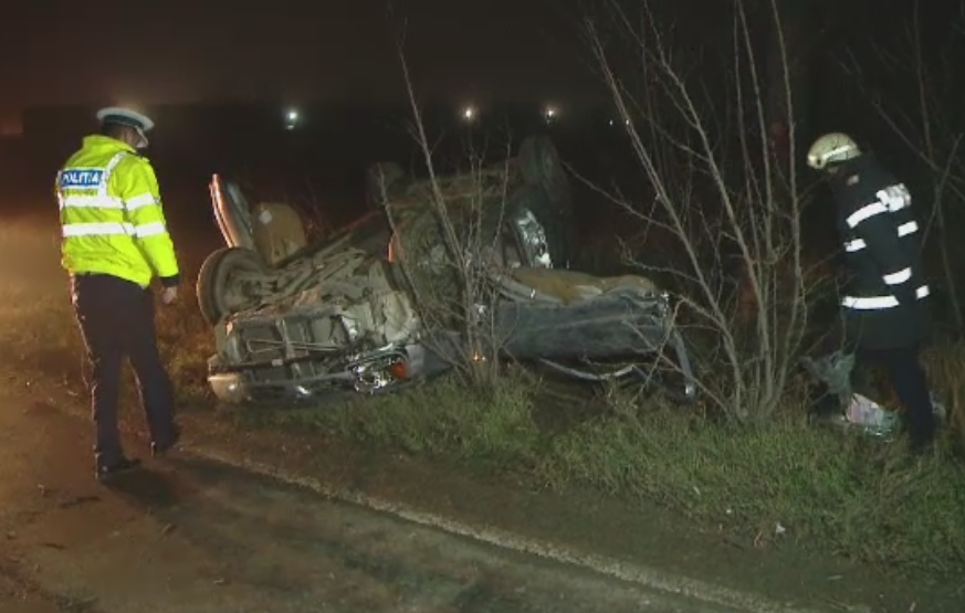 Ceata densa l-a facut pe un sofer din Timisoara sa rateze soseaua si sa se rastoarne cu masina. Tanarul a ramas incarcerat