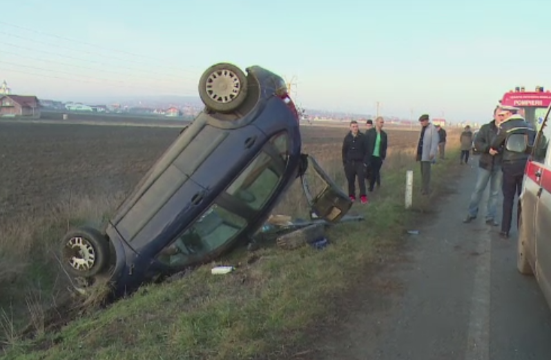 Trei tineri din Vaslui si-au vazut moartea cu ochii. Masina in care se aflau s-a rasturnat de cateva ori pe sosea