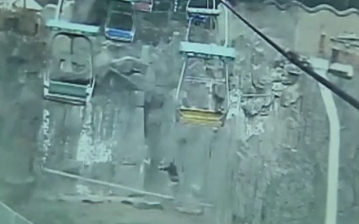 Dornic de senzatii tari, un chinez s-a aruncat de pe un telescaun pe o plasa aflata deasupra unor tigri. Cum s-a terminat