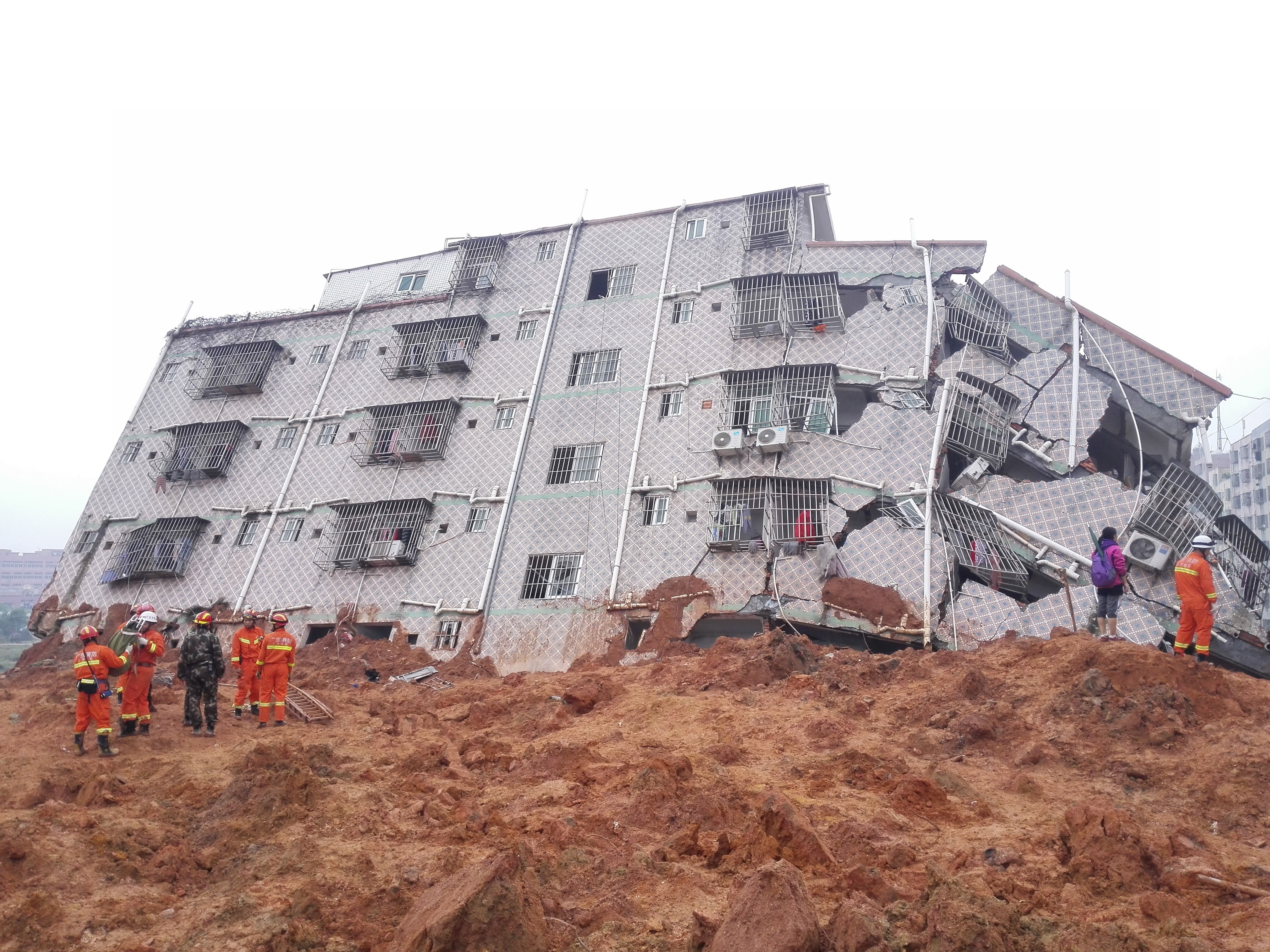 Cel putin 91 de disparuti dupa uriasa alunecare de teren din China. 33 de cladiri au fost ingropate. VIDEO