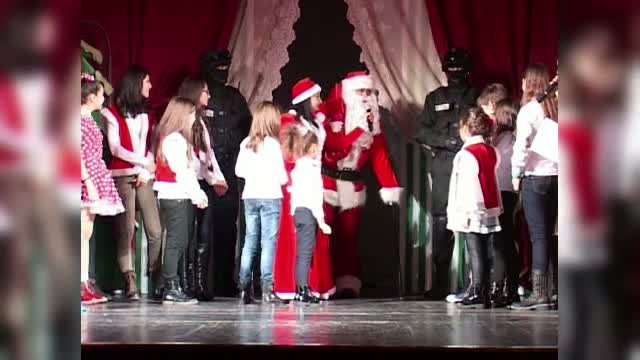 Mos Craciun si-a inceput misiunea magica. La Constanta a aparut din mare, iar la Galati din duba politistilor