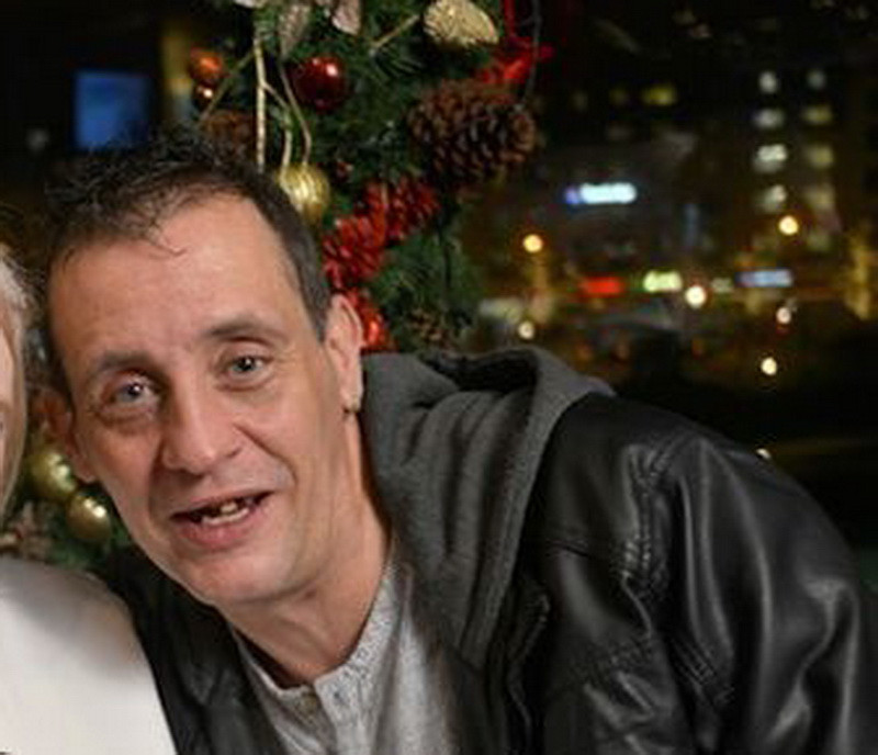 Isi cauta o haina groasa la un targ caritabil si si-a intalnit iubirea. Cum s-a schimbat dupa un an viata unui om al strazii