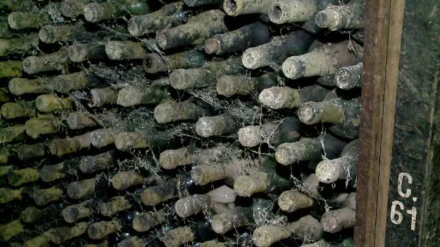 Greseala pe care o comit romanii atunci cand primesc cadou vinuri vechi. O sticla poate ajunge si la 1.000 de euro