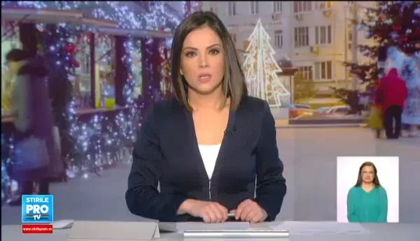 Mos Craciun si-a inceput misiunea magica. La Constanta a aparut din mare, iar la Galati din duba politistilor