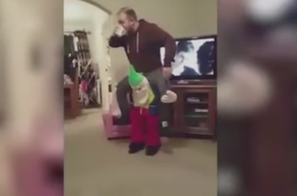 Farsa unui tata pentru fetita lui, in prag de sarbatori. Costumul cu care a inspaimantat-o incat a fugit de el. VIDEO