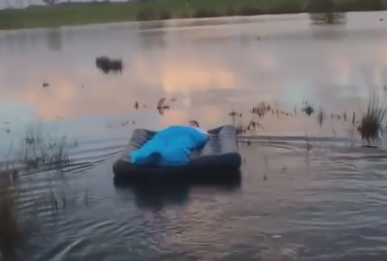 Reactia unui tanar dupa ce s-a trezit cu salteaua de dormit in mijlocul lacului. Cine il dusese acolo. VIDEO