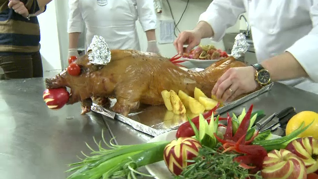 Purcelusul de lapte, recomandarea chefilor pentru masa de Craciun. Cat costa sa il primiti gata rumenit de la restaurant