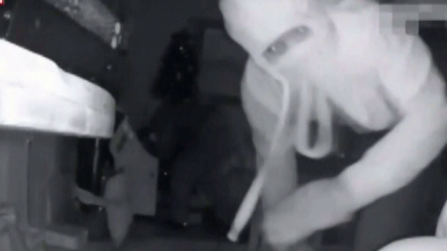 Marti, inainte de Craciun. Doi hoti au furat toate cadourile din case; Un britanic s-a transformat intr-un brad ambulant