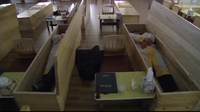 In tara celor mai multe sinucideri, funeraliile false fac furori. Ce descopera tinerii stresati cand se inchid in sicriu