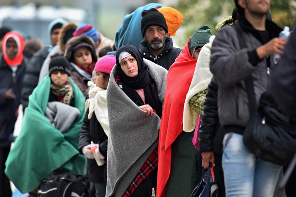 Bild: Circa zece refugiati din Germania au pasapoarte falsificate siriene, similare cu cele ale teroristilor din Paris