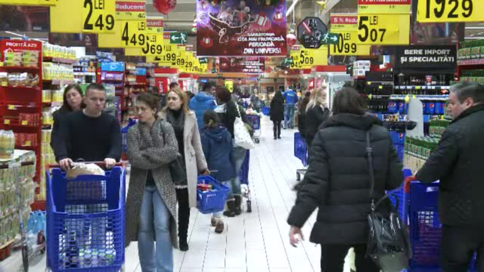 Taina "sfintelor" cumparaturi: cozi si aglomeratie si dupa 10 seara. Ce program au magazinele de Craciun si de Revelion