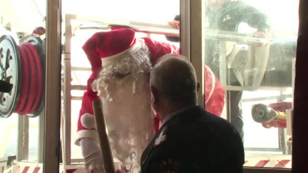 Mos Craciun a venit cu autospeciala de stingere a incendiilor in Bacau. Ce le-a urat pompierilor