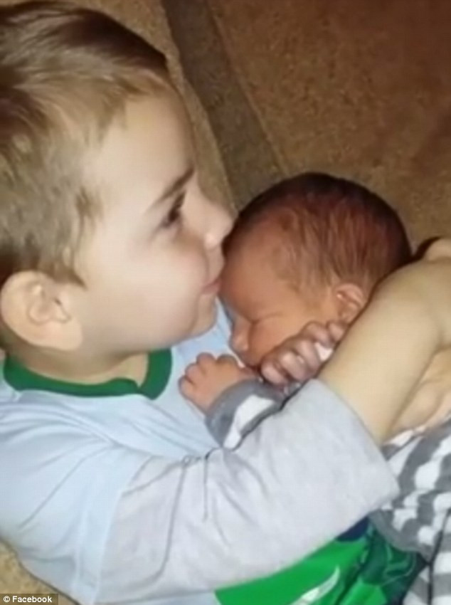 Clipul care a adunat peste 60 de milioane de vizualizari. Reactia unui baiat cand isi tine fratele mai mic in brate