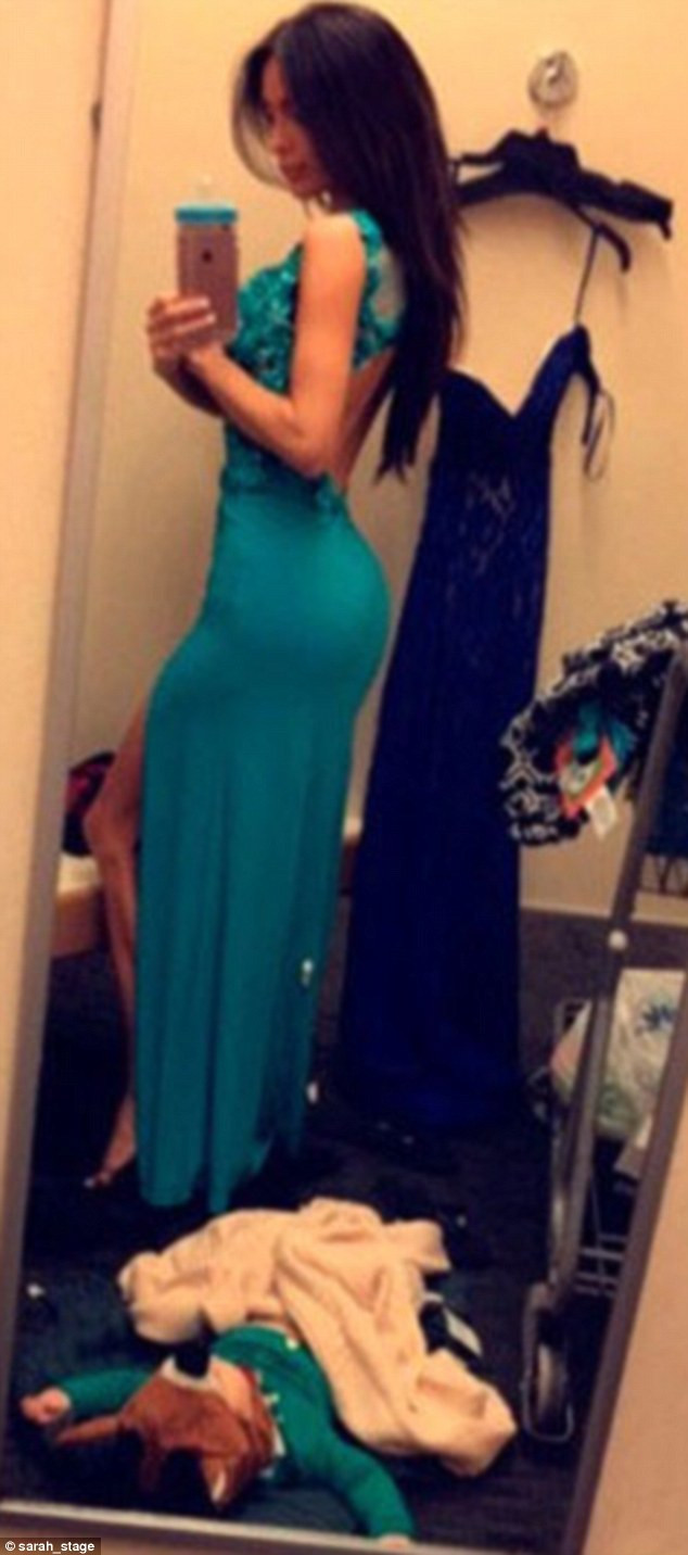 A starnit furie pe internet dupa ce a postat un selfie facut in cabina de proba. Ce se vede in fotografia completa. FOTO