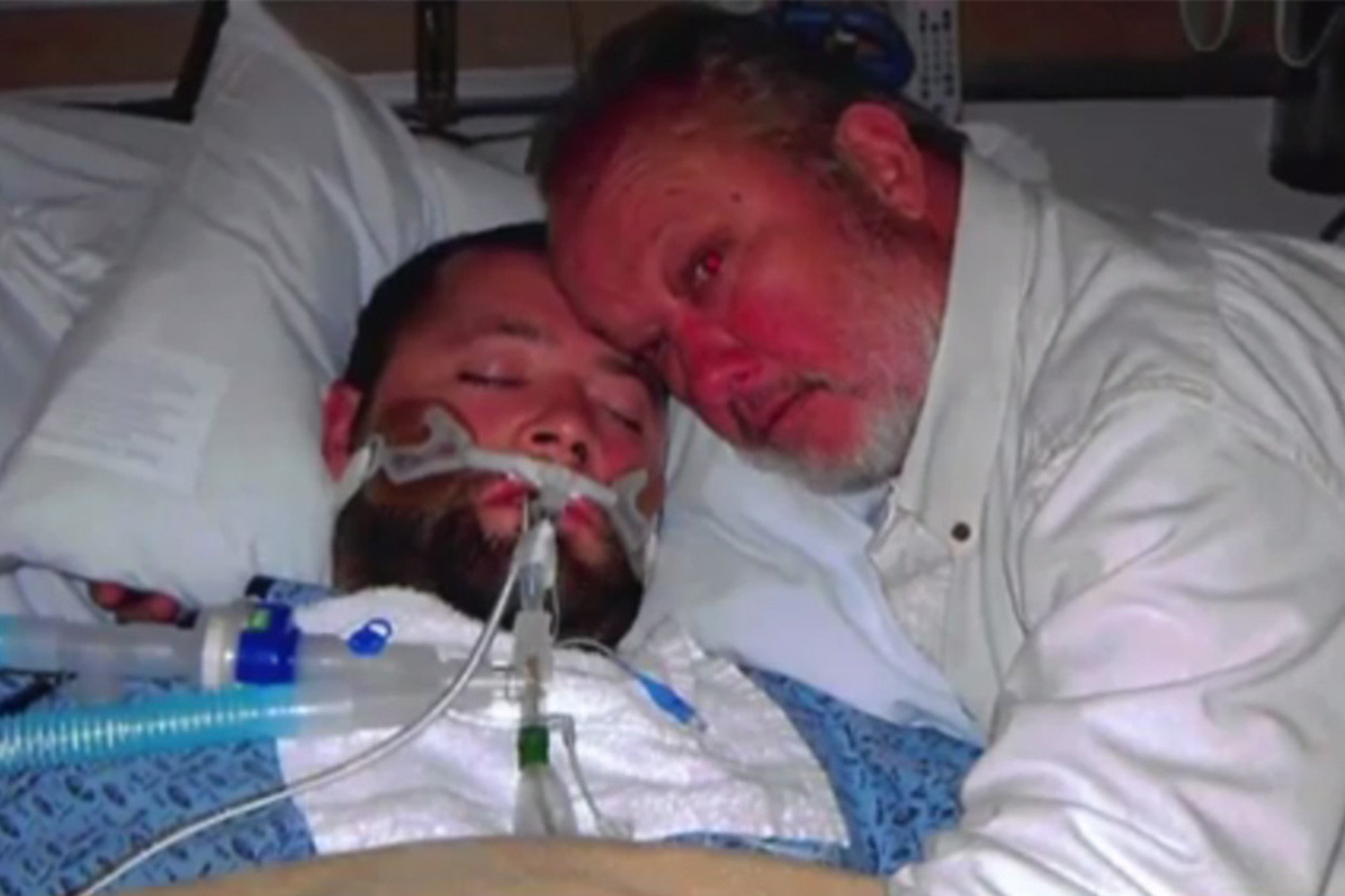 Medicii nu i-au mai dat nicio sansa si au vrut sa-l deconecteze, tatal l-a aparat cu arma. Cum se simte acum tanarul