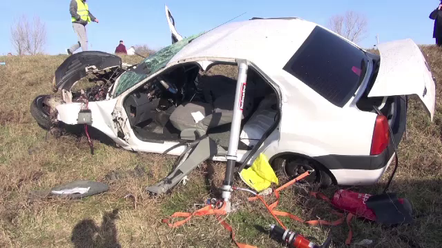 Accident grav in Galati, unde un om a murit si sapte sunt grav raniti. O fetita de 3 ani a fost proiectata prin parpriz