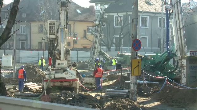 Noi probleme în zona Eroilor. Carosabilul "s-a umflat" din cauza apei