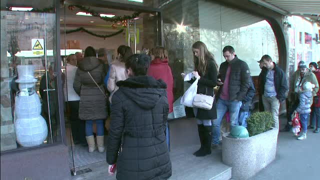 Cozi pana in strada pentru cozonaci. Cum arata aglomeratia din magazine cu doar doua zile inainte de Craciun