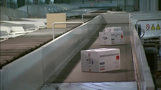 Asteptand un curier care intarzie sa ajunga. Mii de romani risca sa ramana fara cadourile comandate de Craciun