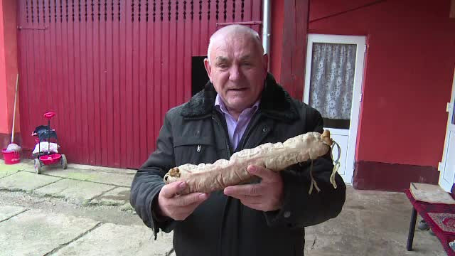 Delicatese traditionale pentru masa de Craciun. Cum se prepara chisca, sangeretele si slanina fiarta in zeama de varza