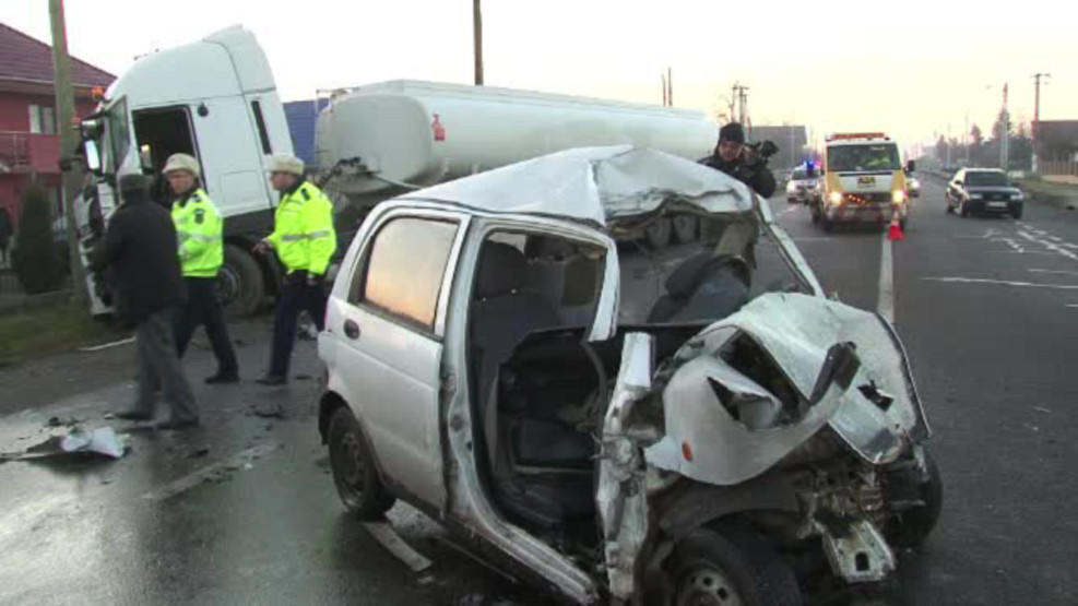 Accident oribil langa Bacau, in ajun de Craciun. O masina s-a dezmembrat in urma ciocnirii cu o cisterna