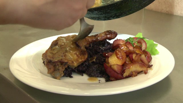 Salata de perisoare, rata cu varza rosie, icre de stiuca. Preparatele cu care romanii "isi dau gata" invitatii de Craciun